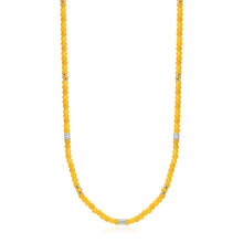 Carica l'immagine nel visualizzatore di Gallery, collana con perle di vetro giallo ocra ed anellini in acciaio
