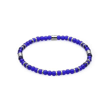 Carica l'immagine nel visualizzatore di Gallery, Bracciale elastico con perle di vetro blu ed anellini in acciaio
