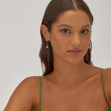 Carica l'immagine nel visualizzatore di Gallery, Orecchini Saliscendi di S'AGAPò Gioielli con pendente a forma di Stella con Cristalli bianchi applicati. in Acciaio Lucido indossati da una ragazza
