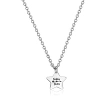 Carica l'immagine nel visualizzatore di Gallery, catenina con pendente a forma di stella con frase incisa "Besties forever"
