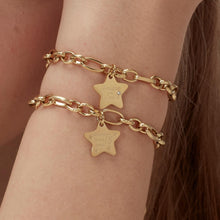 Carica l&#39;immagine nel visualizzatore di Gallery, SBY023 S&#39;AGAPò Bracciale &quot;Amiche per la pelle&quot; con Charm a forma di Stella placcato Oro
