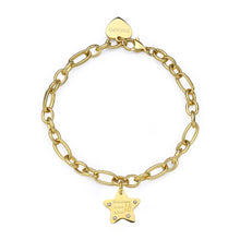 Carica l'immagine nel visualizzatore di Gallery, bracciale in metallo dorato con catena decorata e pendente con strass e frase "brindiamo ai tuoi 18 anni"

