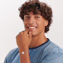 Carica l'immagine nel visualizzatore di Gallery, bracciale da uomo in acciaio con catenina a maglia grumetta sottile e targa tonda centrale con scritta dedicata allo zio indossato
