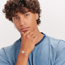 Carica l'immagine nel visualizzatore di Gallery, bracciale da uomo in acciaio con catenina a maglia grumetta sottile e targa tonda centrale con cristallo colore Jet e scritte dedicate ai fratelli. indossato
