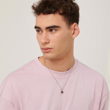 Carica l'immagine nel visualizzatore di Gallery, collana da uomo in acciaio lucido e smalto nero con pendente ottagonale con decoro rosa dei venti di sagapo gioielli indossata
