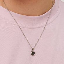 Carica l'immagine nel visualizzatore di Gallery, collana da uomo in acciaio lucido e smalto nero con pendente ottagonale con decoro rosa dei venti di sagapo gioielli indossata e vista da vicino
