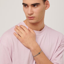 Carica l'immagine nel visualizzatore di Gallery, bracciale da uomo in acciaio lucido e smalto nero con elemento ottagonale con decoro a rosa dei venti di sagapo gioielli indossato

