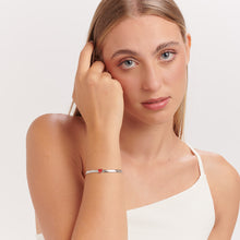 Carica l'immagine nel visualizzatore di Gallery, Bracciale a maglia Snake piatta con cuore smaltato rosso In acciaio color argento indossato

