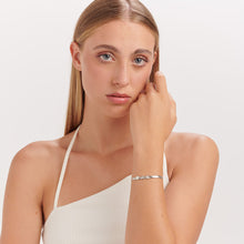 Carica l'immagine nel visualizzatore di Gallery, Bracciale a maglia Snake piatta con cuore stella luna e cristallo bianco di S'Agapò della collezione Click In acciaio color argento indossato
