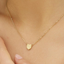 Carica l'immagine nel visualizzatore di Gallery, collana con gufetto in acciaio dorato di s'agapò Click indossata e vista da vicino
