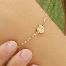 Carica l'immagine nel visualizzatore di Gallery, Bracciale in acciaio dorato con gufetto di s'agapò Click indossato e visto da vicino

