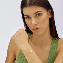 Carica l'immagine nel visualizzatore di Gallery, Bracciale in acciaio dorato con Elefantino di s'agapò Click indossato
