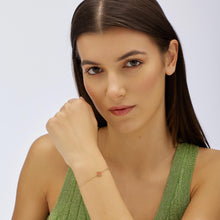 Carica l'immagine nel visualizzatore di Gallery, Bracciale in acciaio dorato con coccinella smaltata di rosso di s'agapò Click indossato
