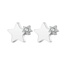 Carica l'immagine nel visualizzatore di Gallery, orecchini a forma di stella con stella più piccola di lato con applicato un cristallo bianco in acciaio lucido color argento
