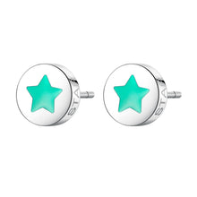 Carica l'immagine nel visualizzatore di Gallery, Orecchini a Bottone in acciaio ed a forma di dischetto con Stellina disegnata con smalto turchese e con l'incisione della parola "STAR" sulla costa

