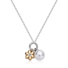 Carica l'immagine nel visualizzatore di Gallery, collana in acciaio con pendenti a forma di fiore dorato con cristallo applicato e perla sintetica
