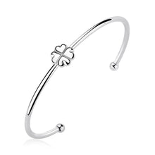 Carica l'immagine nel visualizzatore di Gallery, Bracciale rigido con quadrifoglio centrale in acciaio 316L S'AGAPò DAYS SDY39
