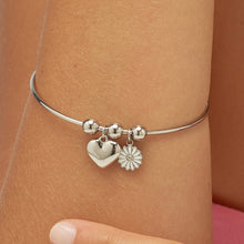 Carica l'immagine nel visualizzatore di Gallery, Bracciale rigido in acciaio con cuore e margherita pendenti di S'Agapò FEELINGS SFE11
