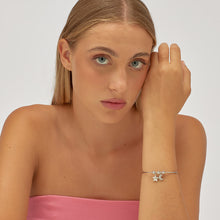 Carica l'immagine nel visualizzatore di Gallery, bracciale rigido in acciaio con sfere e stella e luna pendenti con cristalli applicati sulla luna. indossato
