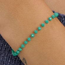 Carica l'immagine nel visualizzatore di Gallery, Bracciale con perline in vetro colore turchese sfaccettato e acciaio di S’agapo Happy indossato e visto da vicino
