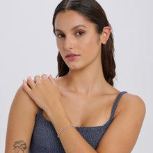 Carica l'immagine nel visualizzatore di Gallery, Bracciale con perline in vetro sfaccettato di colore rosa e acciaio di S’agapo Happy indossato
