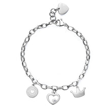 Carica l'immagine nel visualizzatore di Gallery, bracciale con charms a forma di corona cuore e moneta incisa in acciaio lucido color argento 
