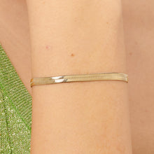 Carica l'immagine nel visualizzatore di Gallery, Bracciale con catena piatta a spina di pesce in acciaio con PVD oro di S'Agapò CHUNKY SHK36
