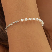 Carica l'immagine nel visualizzatore di Gallery, SHK67 Bracciale Sagapo CHUNKY in acciaio lucido con catena corda e perle di conchiglia indossato e visto da vicino
