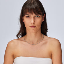 Carica l'immagine nel visualizzatore di Gallery, collana a girocollo con catena a pallini in acciaio lucido di sagapo chunky indossata
