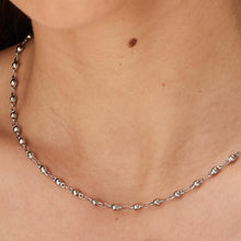 Carica l'immagine nel visualizzatore di Gallery, collana a girocollo con catena a pallini in acciaio lucido di sagapo chunky indossata e vista da vicino
