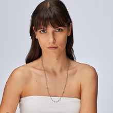 Carica l'immagine nel visualizzatore di Gallery, collana lunga con catena a pallini in acciaio lucido di sagapo chunky indossata
