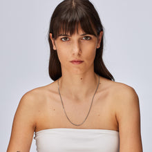 Carica l'immagine nel visualizzatore di Gallery, collana lunga con catena snake in acciaio lucido di sagapo chunky indossata
