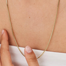 Carica l'immagine nel visualizzatore di Gallery, collana lunga con catena snake in acciaio dorato di sagapo chunky indossata e vista da vicino

