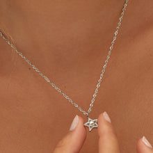 Carica l'immagine nel visualizzatore di Gallery, Collana con pendente a forma di stella in Acciaio con cristallo al centro, indossato e visto da vicino
