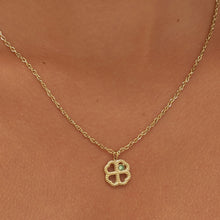 Carica l'immagine nel visualizzatore di Gallery, Collana con pendente a forma di quadrifoglio in Acciaio dorato con cristallo verde indossata e vista da vicino
