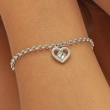 Carica l'immagine nel visualizzatore di Gallery, bracciale da donna con pendente a forma di cuore in Acciaio con cristallo al centro, indossato e visto da vicino
