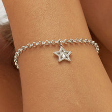 Carica l'immagine nel visualizzatore di Gallery, bracciale con pendente traforato a forma di stella in Acciaio con cristallo al centro, indossato e visto da vicino
