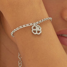 Carica l'immagine nel visualizzatore di Gallery, Bracciale con pendente a forma di quadrifoglio in Acciaio lucido color Argento e cristallo bianco, indossato e visto da vicino
