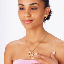 Carica l'immagine nel visualizzatore di Gallery, catenina con cuore grande pendente in metallo placcato oro giallo indossato da una ragazza
