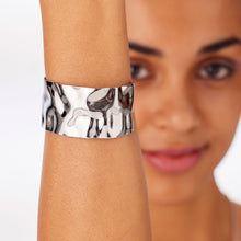 Carica l'immagine nel visualizzatore di Gallery, Bracciale rigido con decoro martellato in acciaio 316L S'AGAPò EMOTION SMO13
