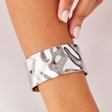 Carica l'immagine nel visualizzatore di Gallery, Bracciale rigido con decoro martellato in acciaio 316L S'AGAPò EMOTION SMO13
