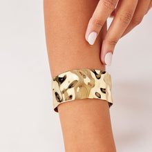 Carica l'immagine nel visualizzatore di Gallery, Bracciale rigido con decoro martellato in acciaio PVD oro 14k S'AGAPò EMOTION SMO14
