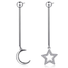 Carica l'immagine nel visualizzatore di Gallery, Orecchini lunghi con stella e luna in acciaio bianco con cristalli applicati sulla stella 
