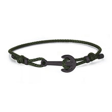 Carica l'immagine nel visualizzatore di Gallery, Bracciale da Uomo con targhetta a forma di ancora in metallo scuro e cordino in Nylon verde militare regolabile tramite due nodi Corsoi.
