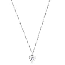 Carica l'immagine nel visualizzatore di Gallery, Collana intermezzata da palline con pendente a forma di cuore e perla di conchiglia centrale in acciaio color argento
