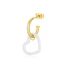 Carica l'immagine nel visualizzatore di Gallery, Orecchino a cerchio singolo con cuore pendente in acciaio PVD Oro e smalto bianco di S'Agapò VIBES SVB40
