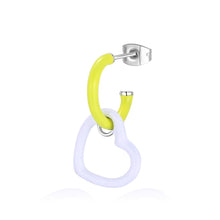 Carica l'immagine nel visualizzatore di Gallery, Orecchino a cerchio singolo con cuore pendente in acciaio e smalto Bianco e Giallo di S'Agapò VIBES SVB49
