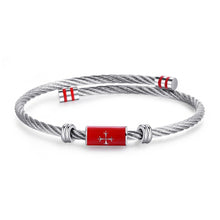 Carica l'immagine nel visualizzatore di Gallery, Bracciale da uomo realizzato con cavetto in acciaio armonico lucido e smalto rosso con decoro a croce in stile motivo nautico 
