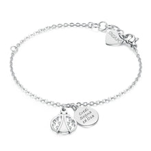 Carica l'immagine nel visualizzatore di Gallery, bracciale con charm a forma di Coccinella e charm con scritta Credi Sogna e Osa in acciaio color argento
