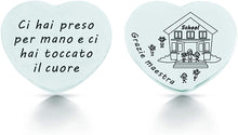 Carica l&#39;immagine nel visualizzatore di Gallery, FEELINGS Jewels Orecchini FE17AOL in Acciaio a forma di cuore GRAZIE MAESTRA
